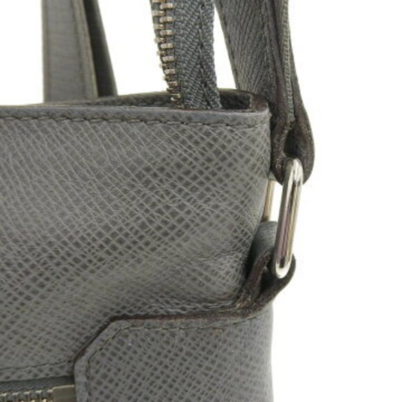 Louis Vuitton Taiga Sasha Shoulder Bag Glacier Leather Crossbody Style - Picture 5 of 10